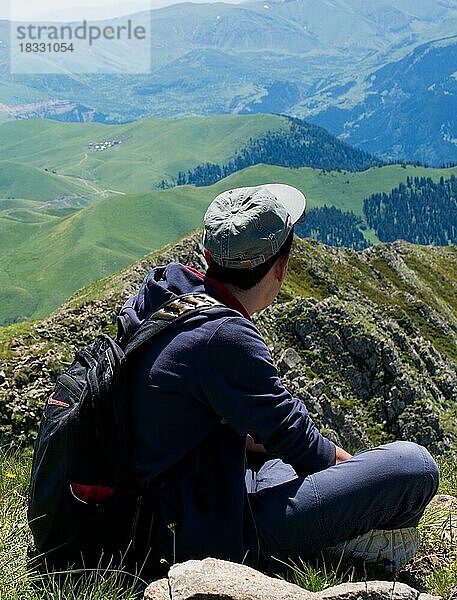 Junger Mann bei einem Ausflug auf einen Berg