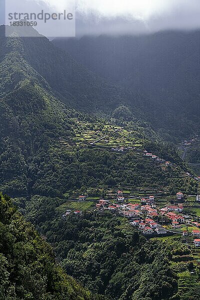 Ortsansicht  Boaventura und Bergtal  Madeira  Portugal  Europa