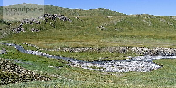 Blick auf das Tian Shan-Gebirge entlang der Straße nach Shaal Too nahe der chinesischen Grenze  Provinz Naryn  Kirgisistan