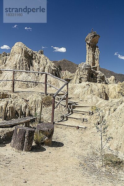 Erdpyramiden mit Felsen auf der Spitze  Demoiselles Coiffées genannt  precariously balanced rocks im Valle de la Luna  Mondtal durch Erosion gebildet  auch Killa Qhichwa  La Paz  Bolivien  Südamerika