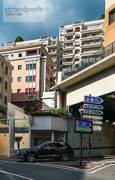 Straßenansicht in Monaco  Rue Grimaldi  Fürstentum Monaco  Côte d'Azur