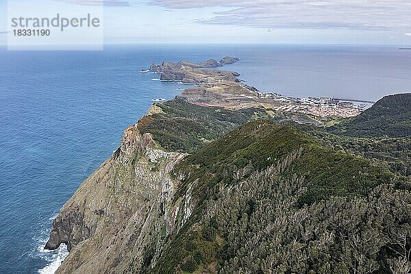 Ausblick auf Steilklippen und Berge  Küste und Meer  Kap Ponta de São Lourenço  Madeira  Portugal  Europa
