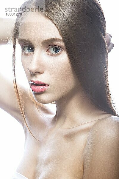 Schönes Mädchen mit einem leichten Nude-Make-up und blonden Haaren. Schönes Gesicht. Bild im Studio auf einem weißen Hintergrund genommen