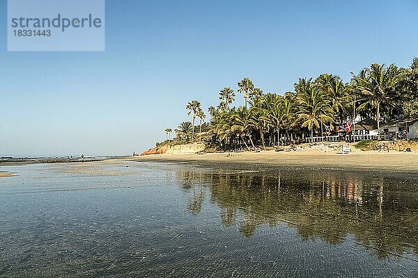 Spiegelung bei Ebbe am Strand von Fajara  Kanifing  Bakau  Gambia  Westafrika  Afrika
