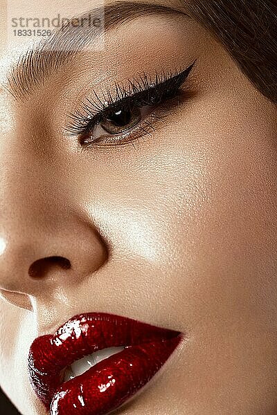 Schönes Make-up in Hollywood Bild mit roten Lippen. Close up Schönheit Gesicht. Foto im Studio aufgenommen