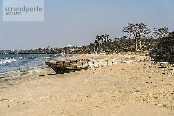 Schiffswrack am Strand von Ghana Town  Gambia  Westafrika  Afrika