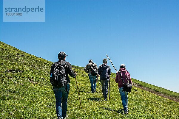 Wanderer mit Rucksäcken und Trekkingstöcken im türkischen Hochland