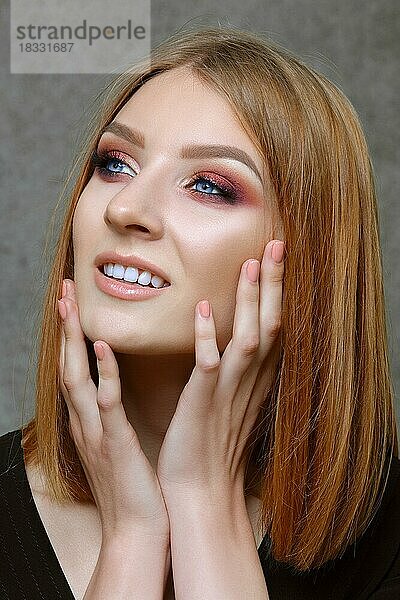 Schönes Gesicht eines Modemodells mit blauen Augen. Glattes Haar. Rosa Lippen. Studio-Porträt