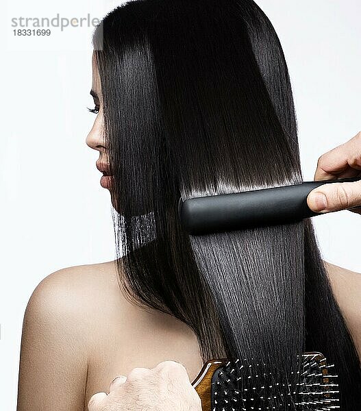 Schöne brünette Mädchen mit einem perfekt glatten Haar  Locken und klassischen Make-up. Schönheit Gesicht. Bild im Studio auf einem weißen Hintergrund genommen