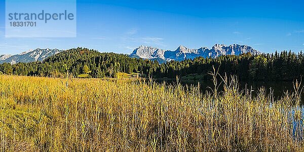 Geroldsee  dahinter das Karwendelgebirge  Werdenfelser Land  Oberbayern  Bayern  Deutschland  Europa