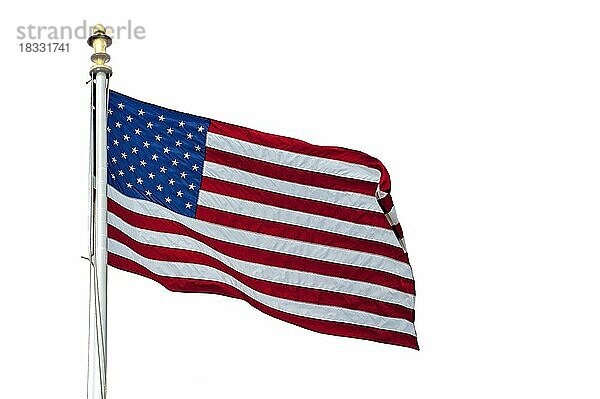 Amerikanische Flagge mit US-Sternen und Streifen weht im Wind gegen weißen Hintergrund