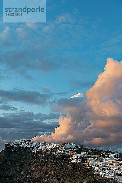 Weiß getünchte Häuser auf der Caldera bei Sonnenuntergang  Fira  Santorin  Griechenland  Europa