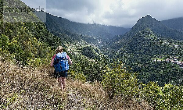 Wanderin überblickt ein Bergtal  Boaventura  Madeira  Portugal  Europa