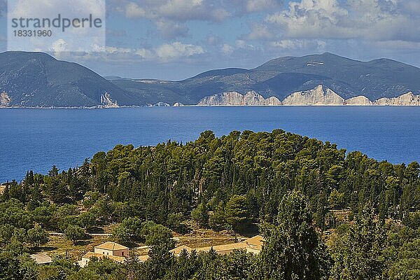 Festung  Assos  blauer Himmel mit weißen Wolken  Steilküste schroff  Bäume  Häuser  Westküste  Insel Kefalonia  Ionische Inseln  Griechenland  Europa