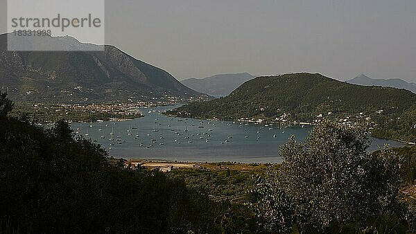 Geschützte Bucht  viele Segelboote  blauer Himmel  grüne Berghänge  Hafenort Nidri  Insel Lefkada  Lefkas  Ionische Inseln  Griechenland  Europa