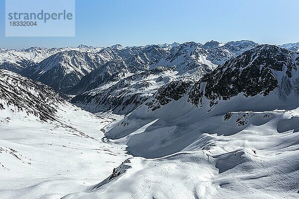 Luftaufnahme  Bergtal mit Schnee  Berge im Winter  Sellraintal  Kühtai  Tirol  Österreich  Europa