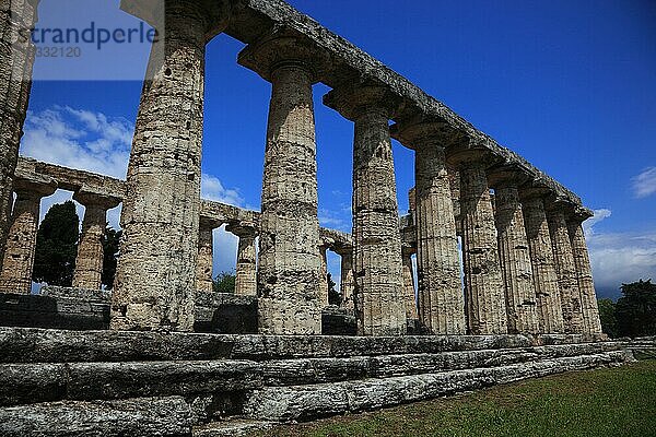 Das Athenaion  Cerestempel oder Athenetempel in Paestum  Kampanien  Italien  Europa