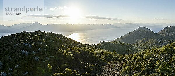 Vulkanhalbinsel Methana  Blick übers Meer und Landschaft mit Bergen und erloschen Vulkanen  Saronischer Golf  Peloponnes  Griechenland  Europa