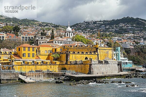 Altstadt mit Hafen  Festung Sao Tiago  Funchal  Madeira  Portugal  Europa