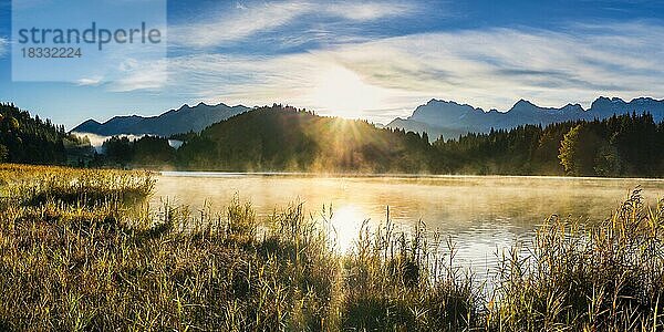 Geroldsee  dahinter das Karwendelgebirge  Werdenfelser Land  Oberbayern  Bayern  Deutschland  Europa