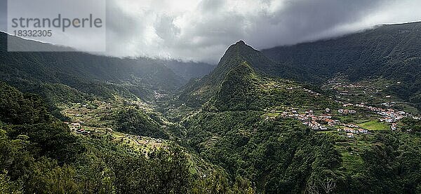 Grünes Bergtal mit Wald und Bergen  Boaventura  Madeira  Portugal  Europa