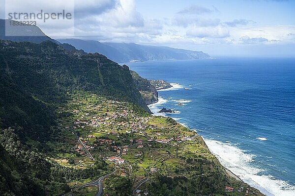 Ort Arco de São Jorge  Meer  Küstenlandschaft  Miradouro da Beira da Quinta  Madeira  Portugal  Europa