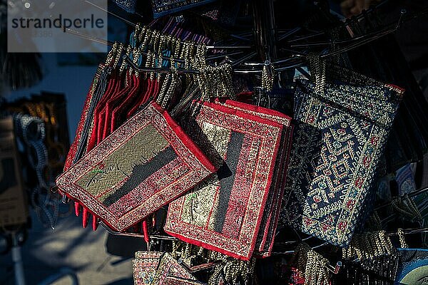 Traditionelle  handgefertigte Taschen aus gewebtem Stoff