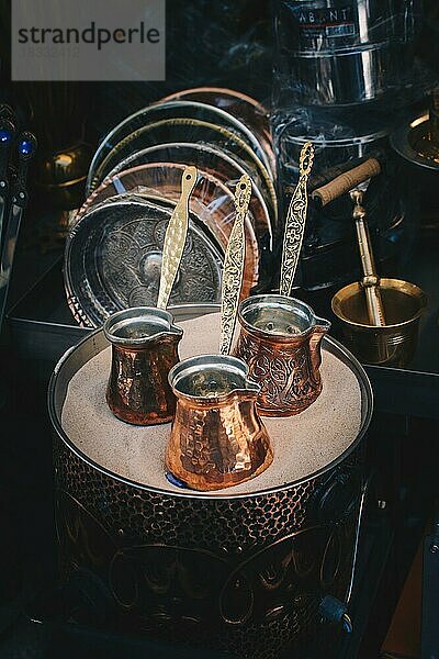 Türkische Kaffeekannen aus Metall im traditionellen Stil