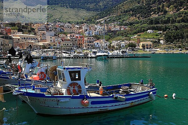 Boote im Fischerhafen von Castellammare del Golfo  Gemeinde in der Provinz Trapani  Sizilien  Italien  Europa