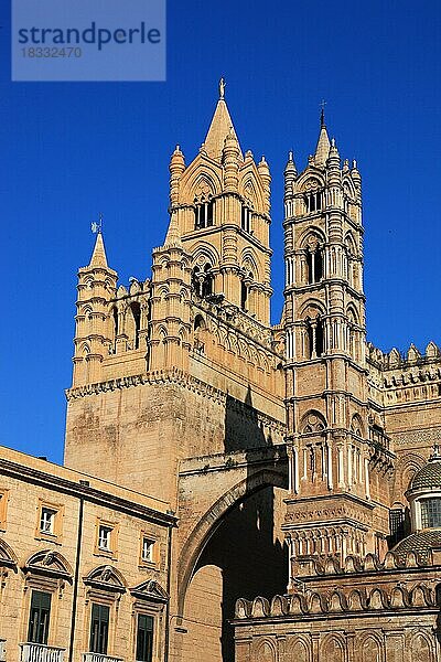 Stadt Palermo  der Westturm der Kathedrale Maria Santissima Assunta  wurde 1184-1185 im normannisch-arabischen Stil errichtet  UNESCO Weltkulturerbe  Sizilien  Italien  Europa