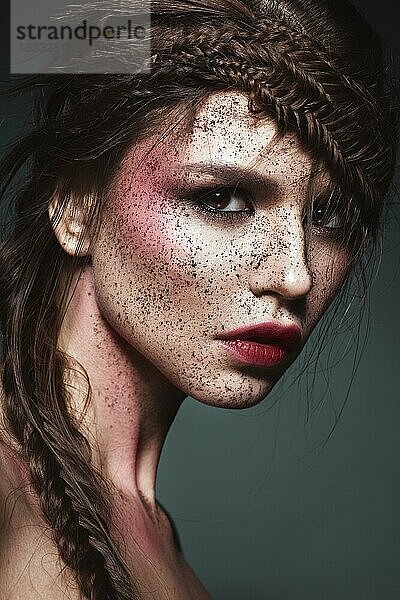 Schöne fremde Mädchen mit kreativen Kunst Make-up. Schönes Gesicht. Foto im Studio aufgenommen