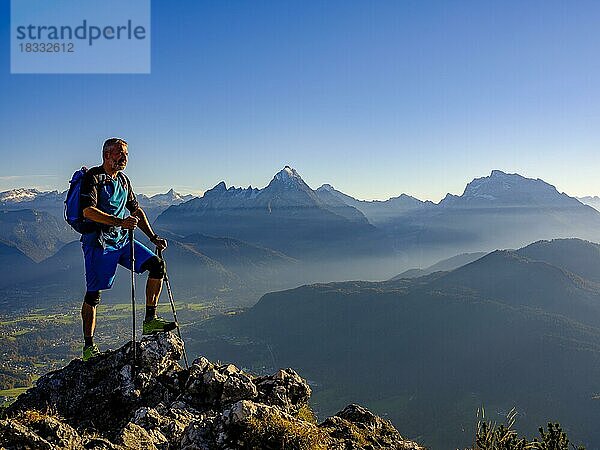 Bergsteiger am Gipfel Rauher Kopf blickt auf die Berchtesgadener Alpen  Schönfeldspitze  Watzmann und Hochkalter  Nationalpark Berchtesgaden  Bischofswiesen  Berchtesgadener Land  Oberbayern  Bayern  Deutschland  Europa