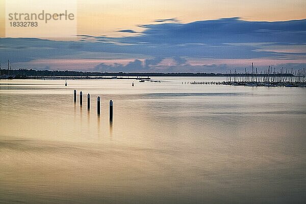 Abenddämmerung am Strelasund  Langzeitbelichtung  Hafen Stralsund  Deutschland  Europa