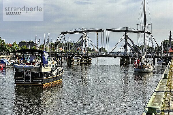 Boote mit Touristen warten vor geschlossener Zugbrücke  Doppel-Waagebalken-Brücke  Wiecker Holzklappbrücke  Fluss Ryck  Greifswald  Deutschland  Europa