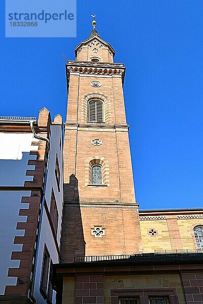 Uhrenturm der katholischen St. Laurentius Kirche in Weinheim vor blauem Himmel