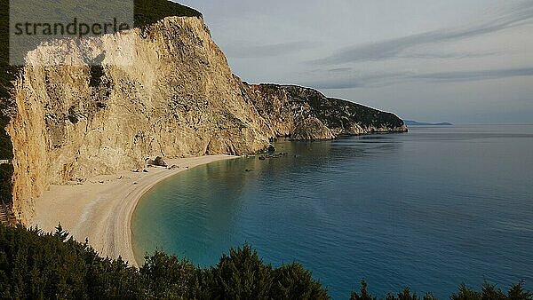 Porto Katsiki  Steilküste  weißer Sandstrand  menschenleer  Traumstrand  blauer Himmel  graublaue Wolken  Insel Lefkada  Lefkas  Ionische Inseln  Griechenland  Europa