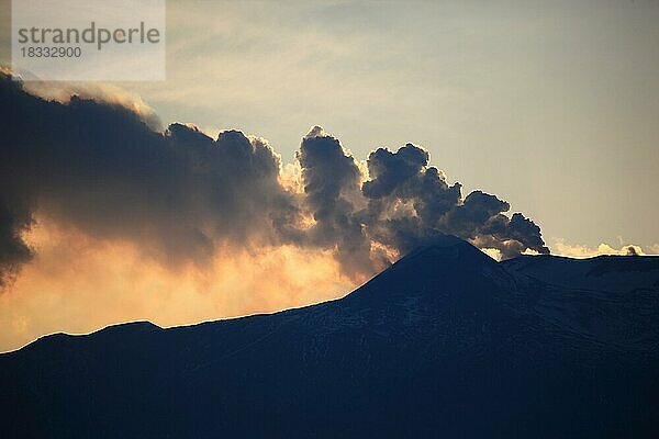 Rauch über dem Gipfel des Aetna  Ätna  Etna im Sonnenuntergang  Sizilien  Italien  Europa
