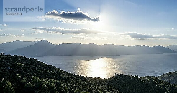 Vulkanhalbinsel Methana  Blick übers Meer und Landschaft mit Bergen und erloschen Vulkanen  Saronischer Golf  Peloponnes  Griechenland  Europa