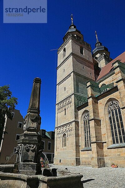 Die Stadtkirche  Heilig Dreifaltigkeit  und der Obeliskenbrunnen in der Innenstadt  Bayreuth  Oberfranken  Bayern  Deutschland  Europa