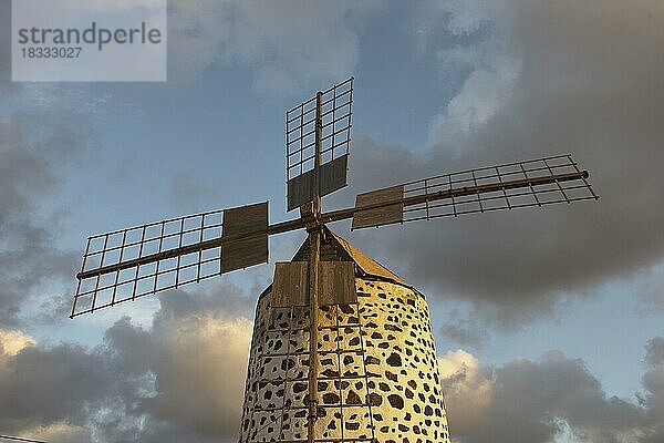 Windmühle  restauriert  frontal von vorne  Superweitwinkel  blauer Himmel  weiße Wolken  Fuerteventura  Kanarische Inseln  Spanien  Europa