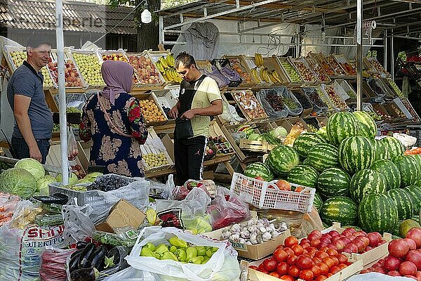 Obst- und Gemüsemarkt an der Straße  Kochkor  Kirgisistan