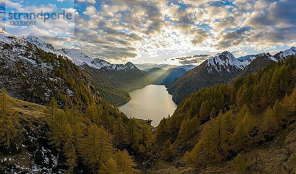Luftaufnahme zum Sonnenuntergang über dem herbstlichen Wald am Lago di Luzzone im Valle di Blenio  Kanton Tessin  Schweiz  Europa