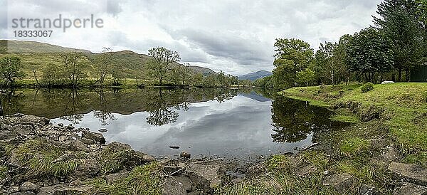 Spiegelung am Fluss Orchy  Glen Coe Tal  Highlands  Hochland  Schottland  Großbritannien  Europa