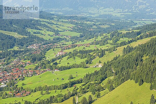 Panorama vom Hirschberg  1456m  ins Ostrachtal mit Bad Hindelang  Oberallgäu  Allgäu  Schwaben  Bayern  Deutschland  Europa