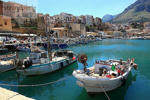 Boot im Fischerhafen von Castellammare del Golfo  Gemeinde in der Provinz Trapani  Sizilien  Italien  Europa