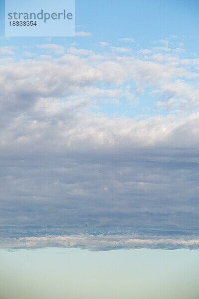 Weiße Farbe Wolken in den blauen Himmel Hintergrund gefunden