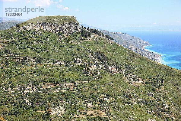 Blick vom Ort Castelmola nahe Taormina in die bergige Landschaft  Sizilien  Italien  Europa