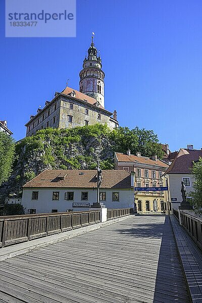 Blick von der Lazbnicky Brücke auf die Burg mit Turm Zamecka vez  ?eský Krumlov  Jiho?eský kraj  Tschechien  Europa