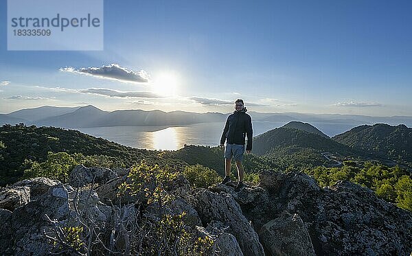 Wanderer blickt über Vulkanhalbinsel Methana  Blick übers Meer und Landschaft mit Bergen und erloschen Vulkanen  Saronischer Golf  Peloponnes  Griechenland  Europa