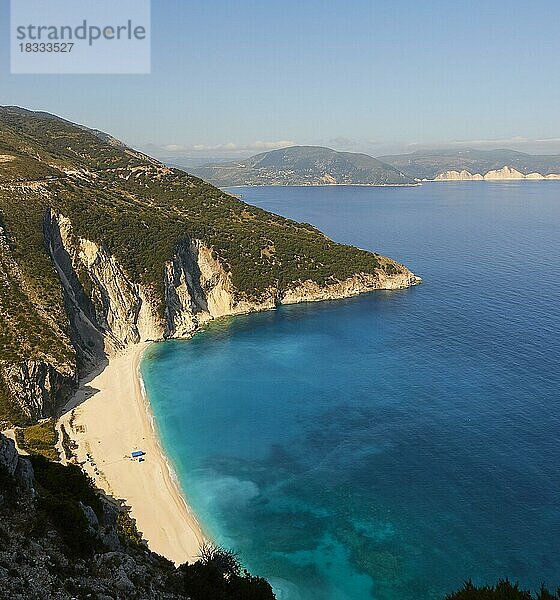 Myrtos Beach  Blick von oben  weißer Sandstrand  Bucht in Steilküste  bewachsene Hänge  blaues und türkisfarbenes Meer  blauer fast wolkenloser Himmel  Insel Kefalonia  Ionische Inseln  Griechenland  Europa